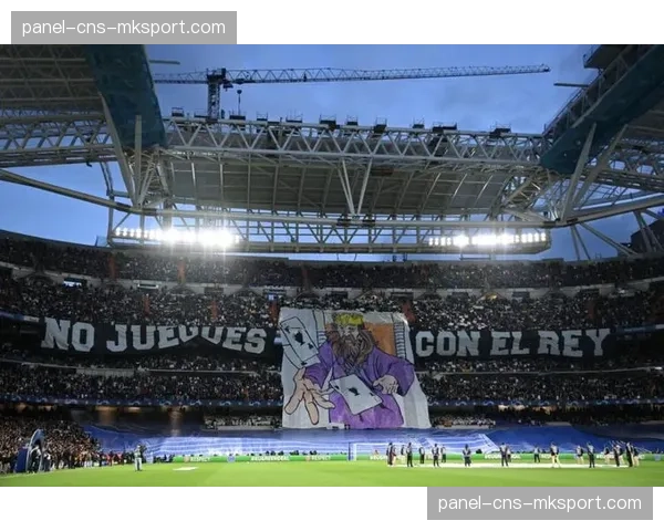 现场花絮：国家德比，诺坎普看台出现巨幅tifo，致敬克鲁伊夫诞辰纪念日